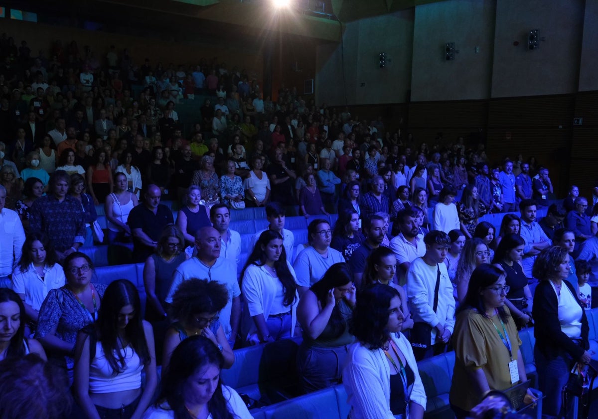 Minuto de silencio en el homenaje a Luis Zahera.