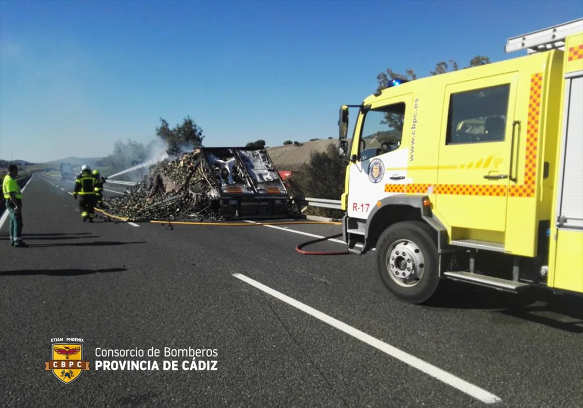 Arde un camión en la autovía Jerez-Los Barrios