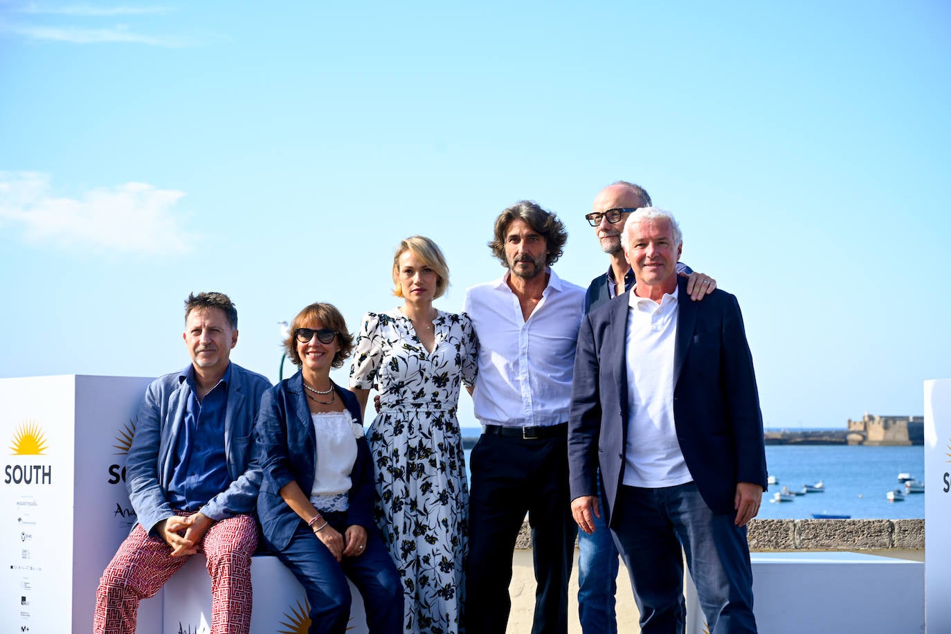 &#039;La Red Púrpura&#039; y &#039;Anima Gemella&#039;, con el inolvidable Felipe &#039;El Hermoso&#039;, posan en la alfombra roja de La Caleta