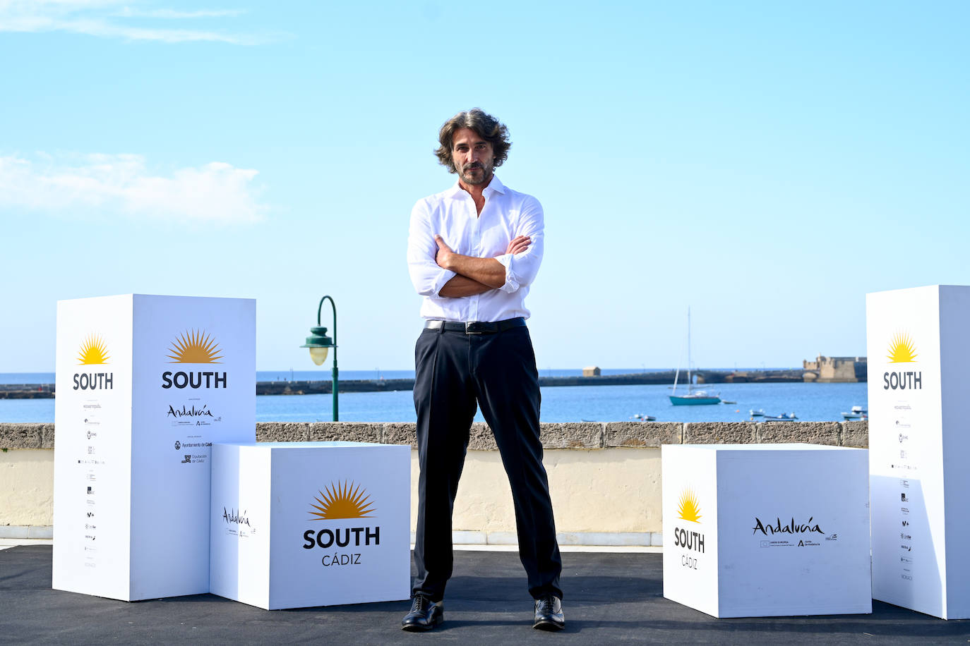 &#039;La Red Púrpura&#039; y &#039;Anima Gemella&#039;, con el inolvidable Felipe &#039;El Hermoso&#039;, posan en la alfombra roja de La Caleta