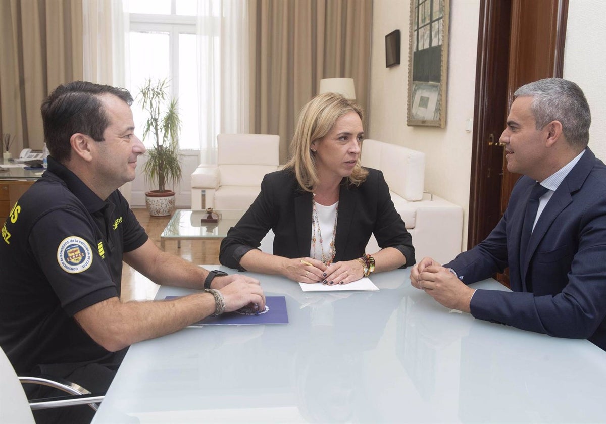 El presidente del Consorcio Provincial de Bomberos en Cádiz, José Ortiz, y la presidenta de la Diputación de Cádiz.