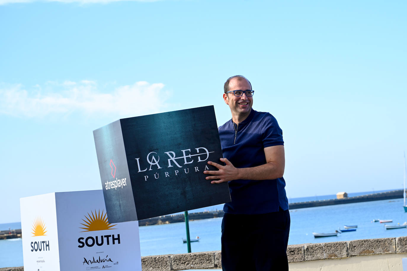 &#039;La Red Púrpura&#039; y &#039;Anima Gemella&#039;, con el inolvidable Felipe &#039;El Hermoso&#039;, posan en la alfombra roja de La Caleta