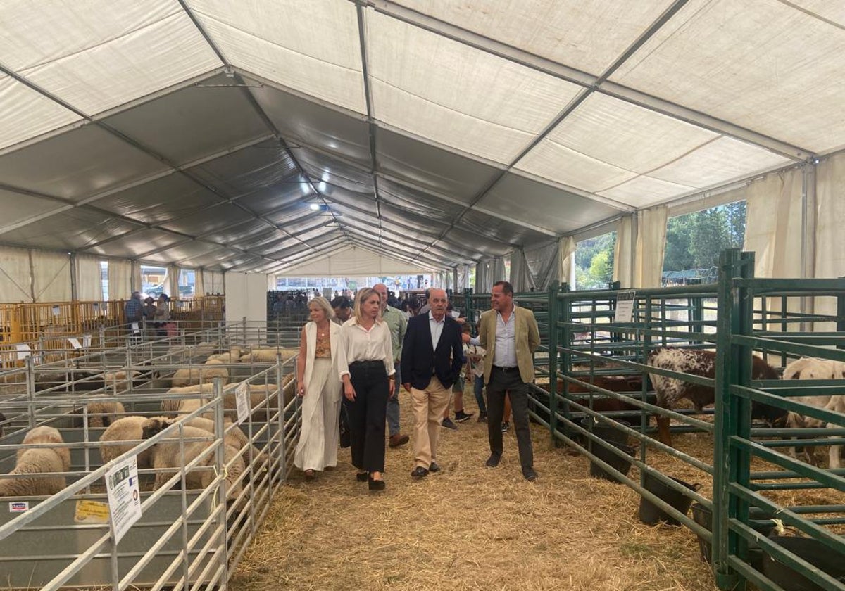 Almudena Martínez visita la Feria Ganadera de Benaocaz.