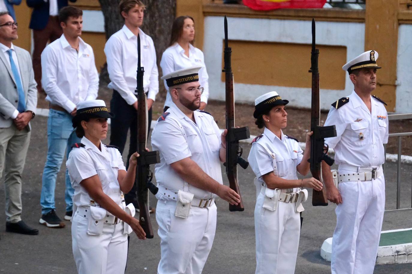 El Instituto Hidrográfico de la Marina acoge el acto de arriado solemne de la Bandera Nacional