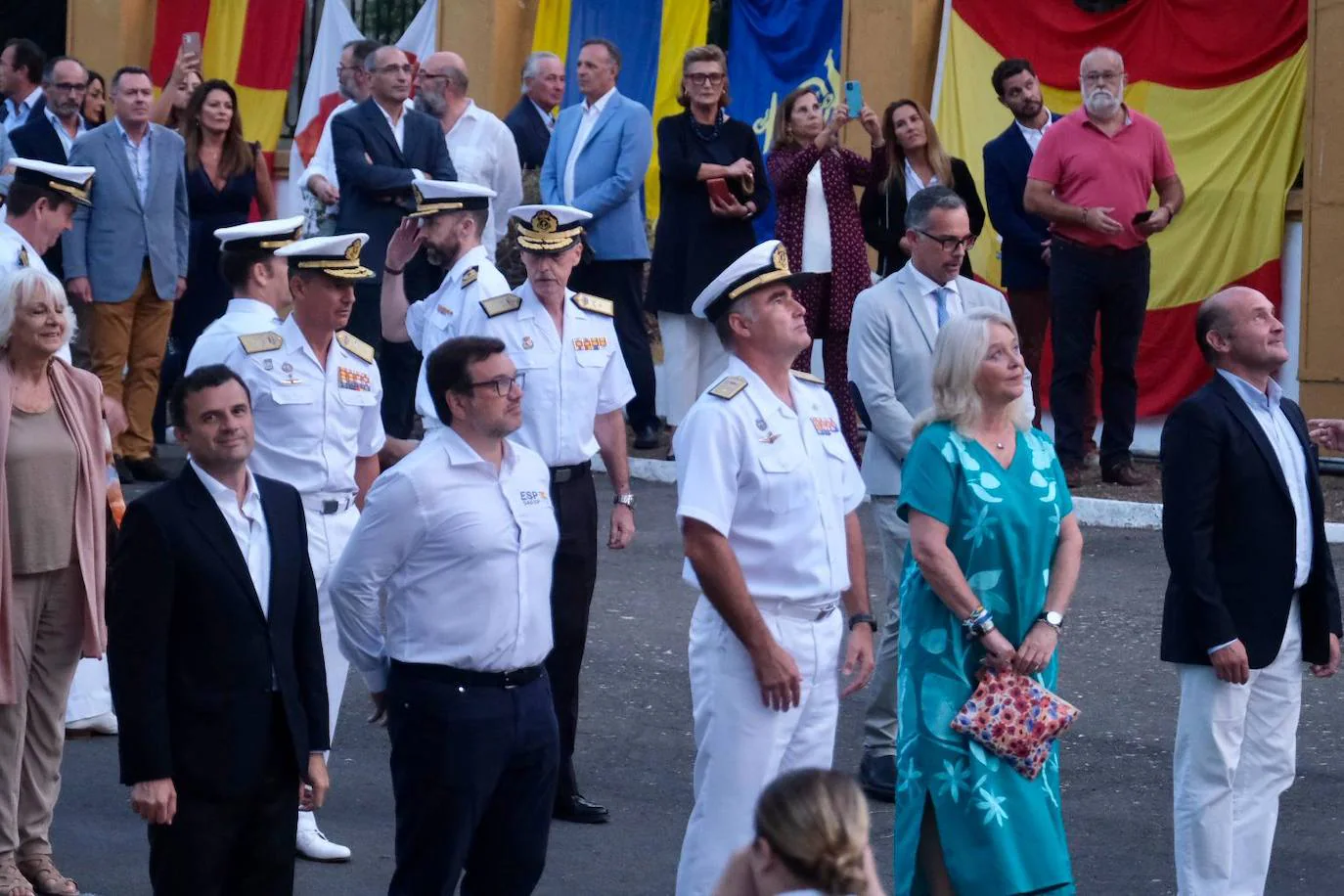 El Instituto Hidrográfico de la Marina acoge el acto de arriado solemne de la Bandera Nacional