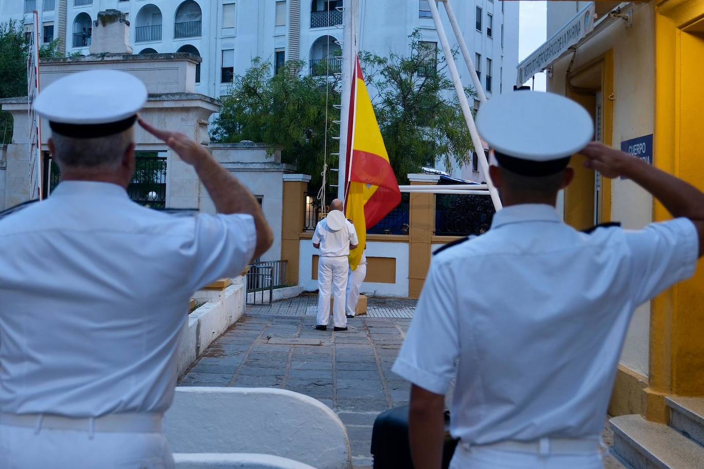 El Instituto Hidrográfico de la Marina acoge el acto de arriado solemne de la Bandera Nacional