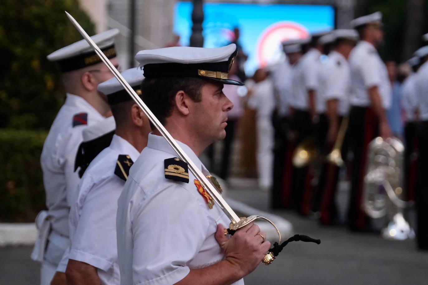 El Instituto Hidrográfico de la Marina acoge el acto de arriado solemne de la Bandera Nacional