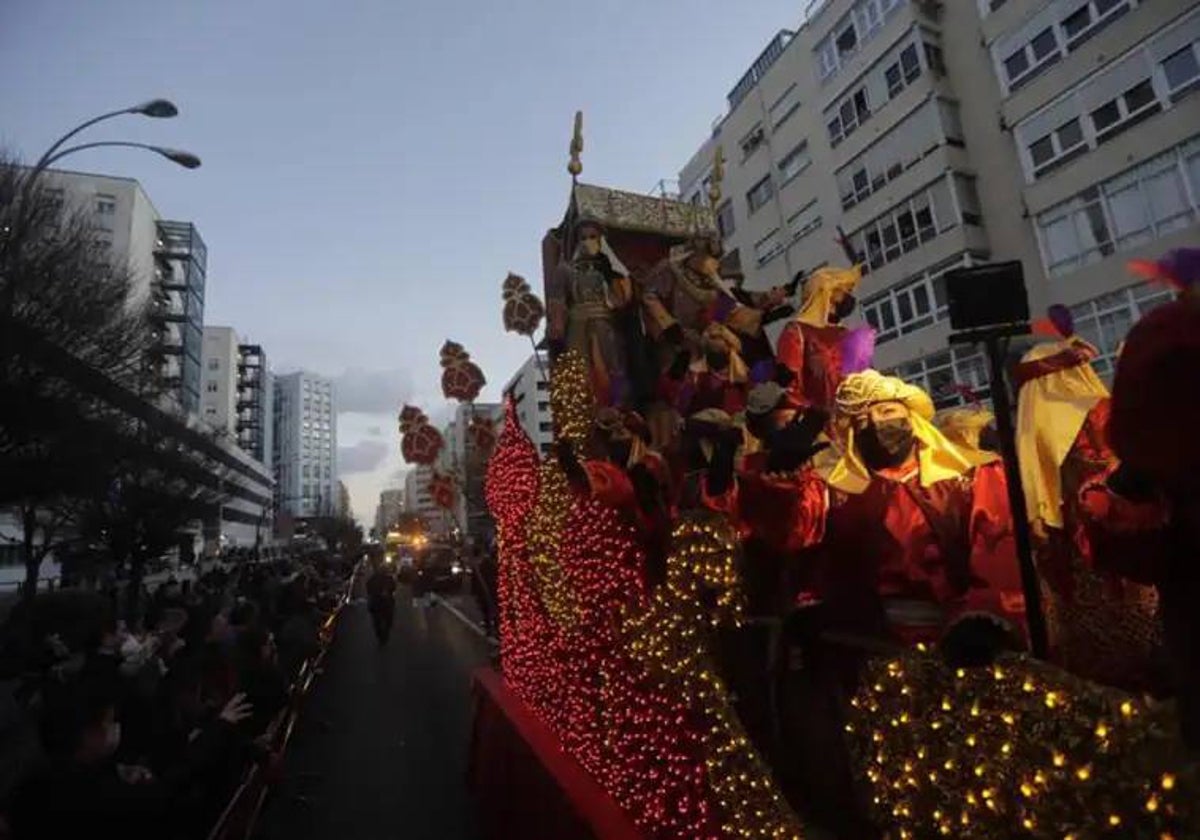 Algunas de las personas que encarnarán al Cortejo Real en Cádiz.