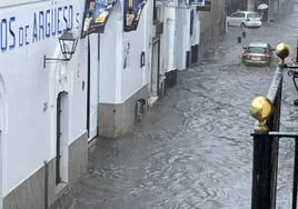 Vídeo: Una monumental tromba de agua anega las calles de Sanlúcar