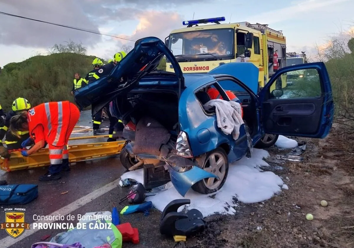 Dos menores, entre los heridos tras una colisión de dos coches en la carretera de El Portal en Cádiz