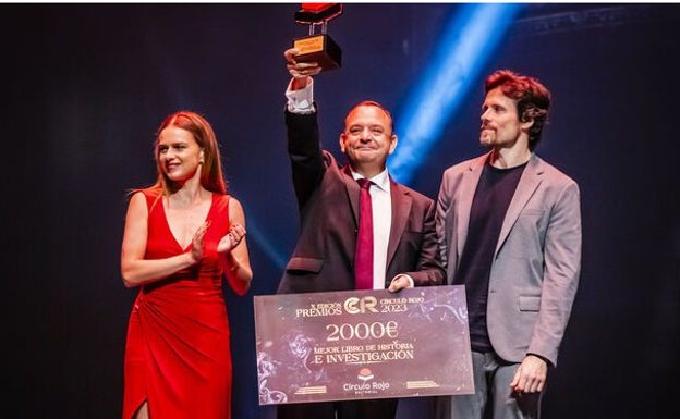 Enrique Segundo recogiendo el premio el pasado 29 de septiembre en Roquetas de Mar, de la mano de Carla Nieto y Octavio Pujades.