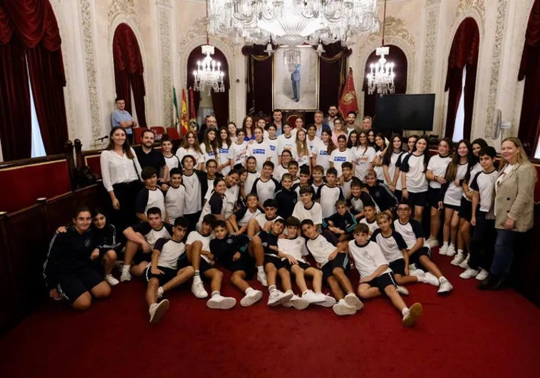 Foto de familia tras el Pleno infantil celebrado en el Ayuntamiento de Cádiz