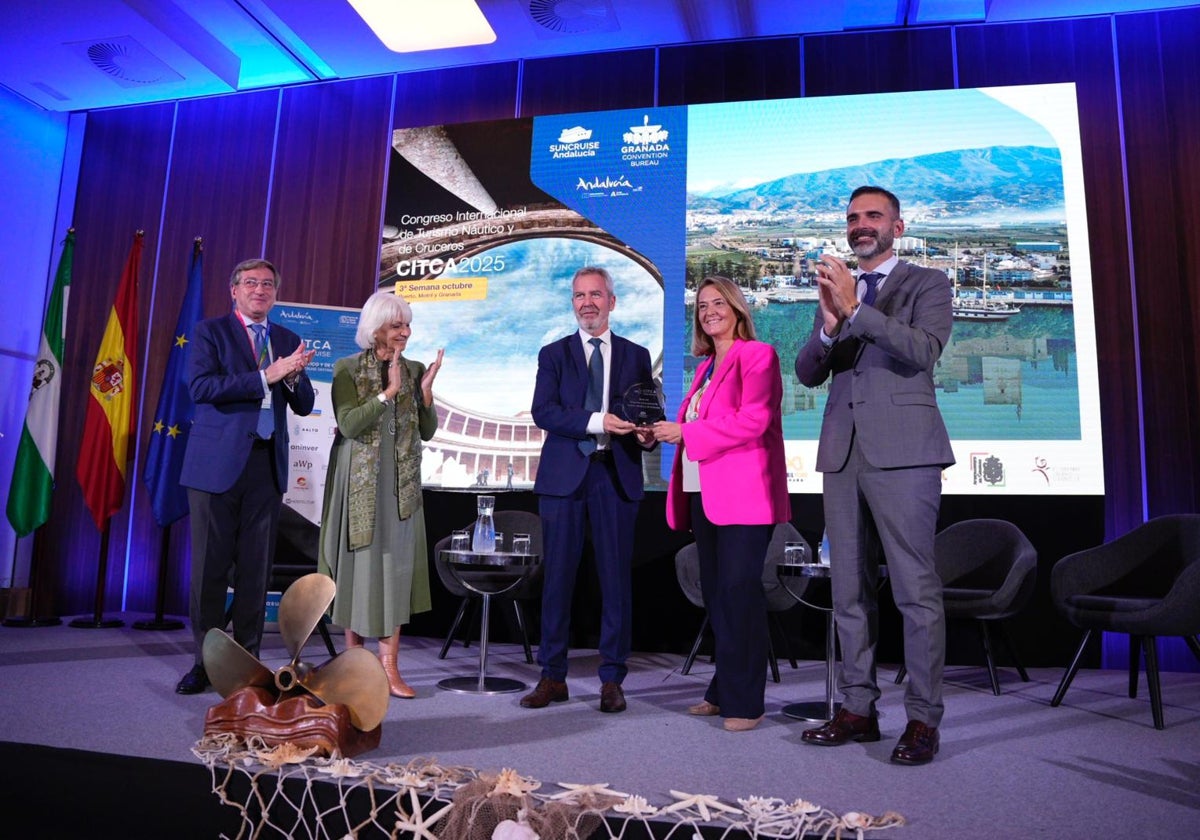 Momento en el que las autoridades de Motril (Granada) reciben el testigo de Cádiz para organizar el próximo congreso de cruceros