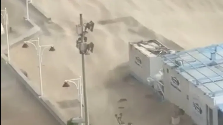 Vídeo: 'Bernard' castiga los chiringuitos de la playa de Cádiz con rachas de viento huracanadas