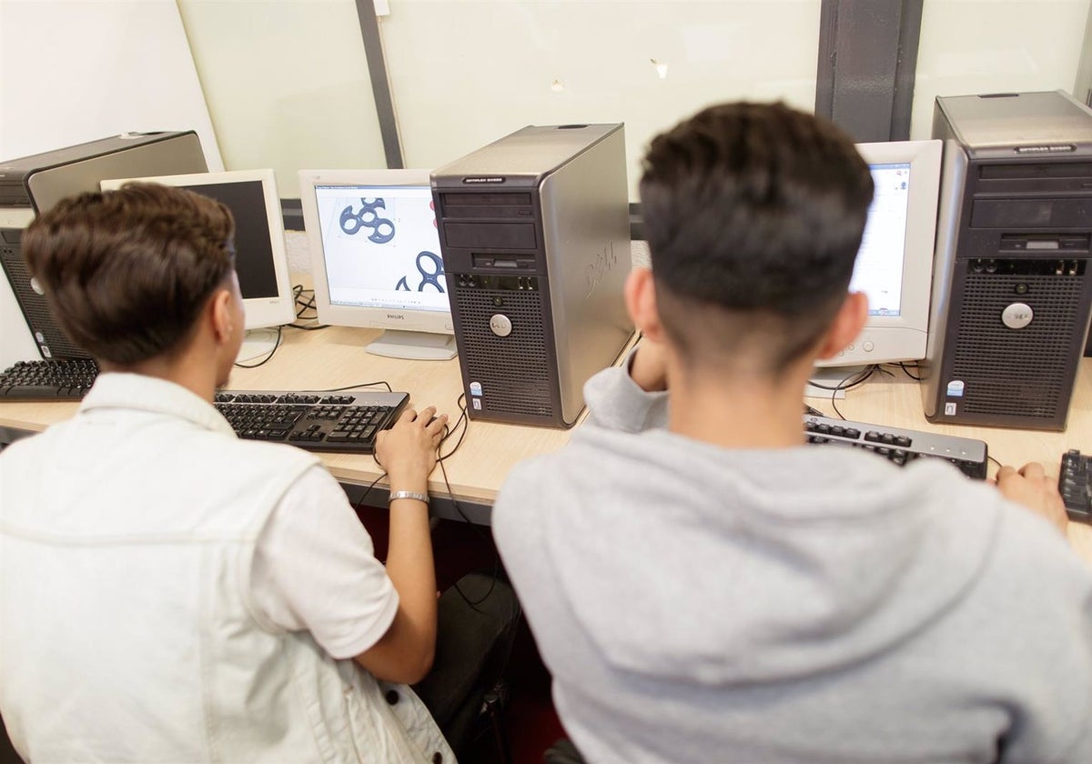 Estudiantes delante de un ordenador.