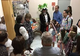 La Junta celebra el Día de las Bibliotecas en Cádiz con la actividad 'Alicia en la biblioteca de las maravillas'