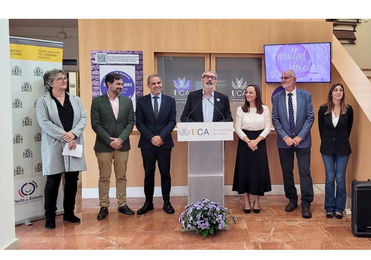 La Universidad de Cádiz inaugura su primer 'Punto Violeta' en la Facultad de Medicina.