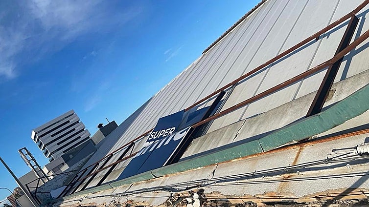 Los bomberos actúan en un supermercado de Cádiz tras el paso de la borrasca Bernard