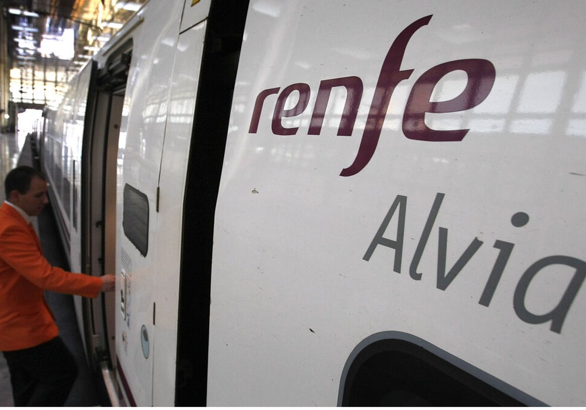 Imagen de uno de los trenes Alvia en la estación de Cádiz