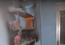Un fallo en la batería de un patinete eléctrico provoca un incendio en una vivienda en Cádiz