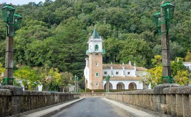 Entrada por el puente de piedra