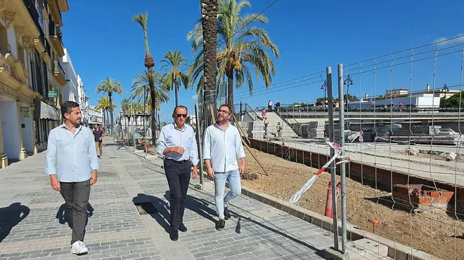 El alcalde de Chiclana en una visita a las obras en la Alameda del Río