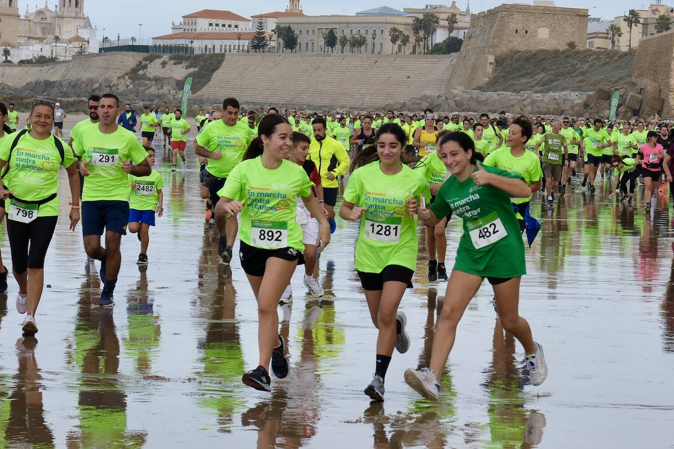 FOTOS: Carrera contra el Cáncer en Cádiz