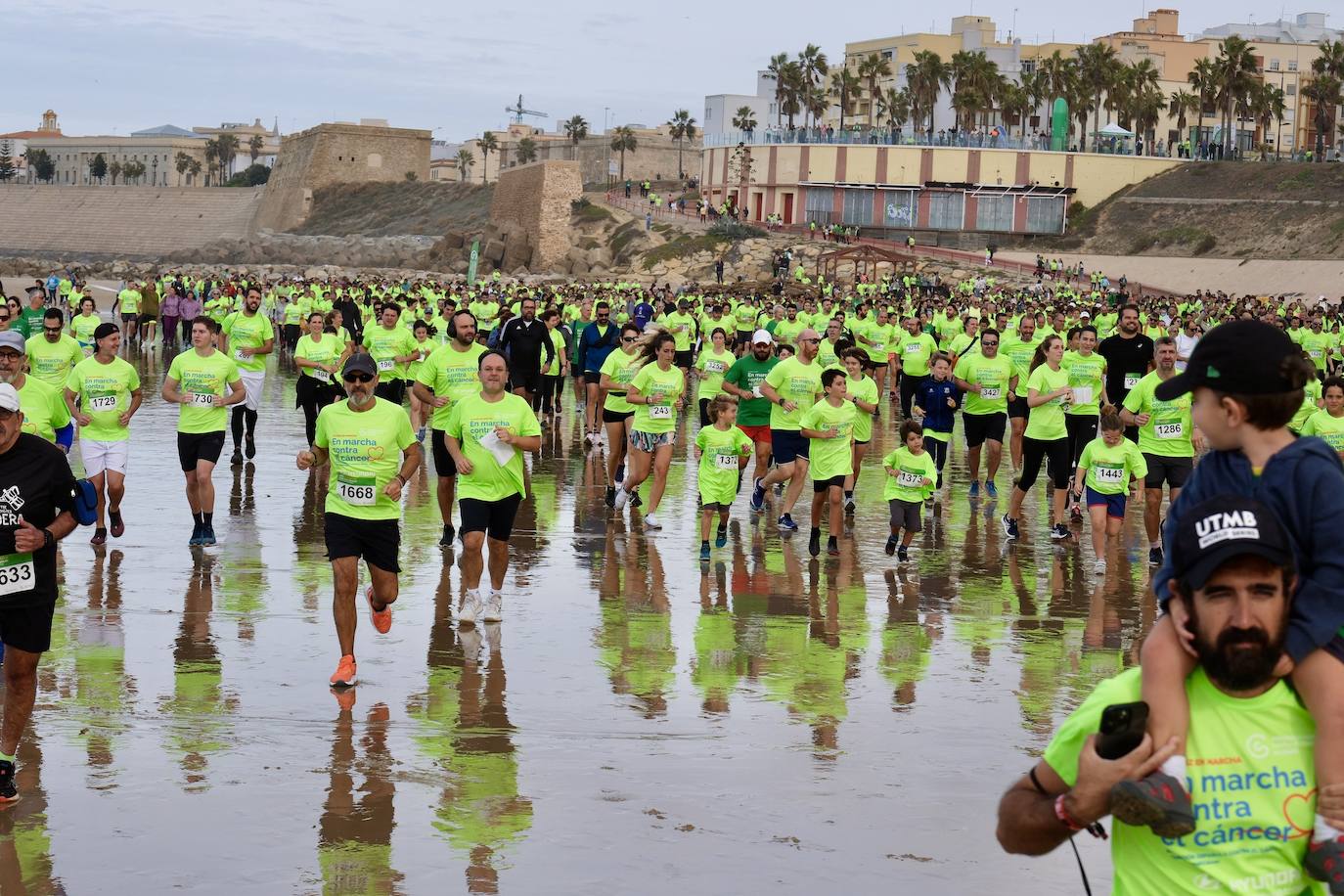 FOTOS: Carrera contra el Cáncer en Cádiz