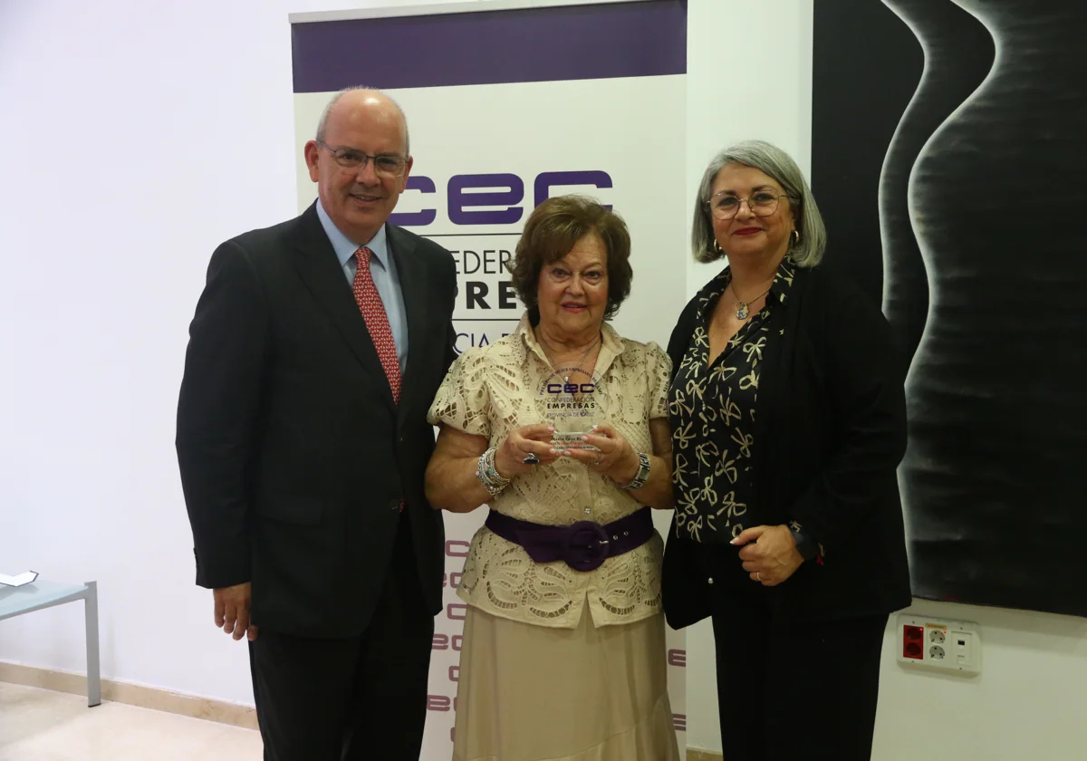 María Coto Rodríguez, junto a Javier Sánchez Rojas y Gemma García.