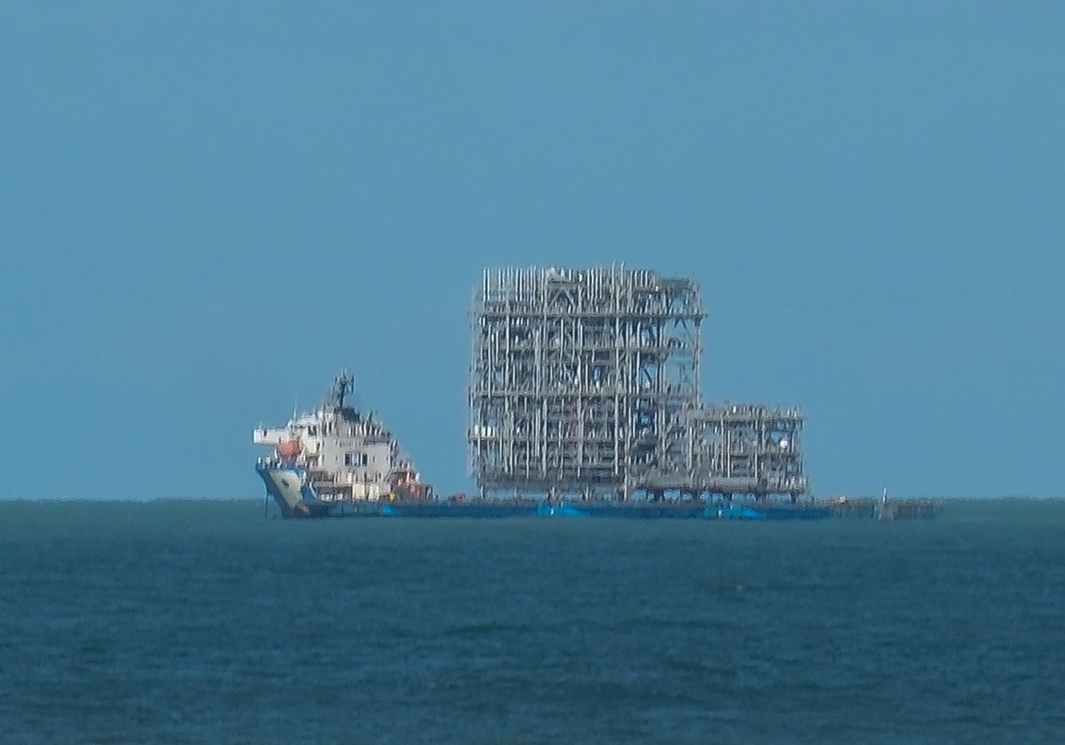 Imagen del buque y de su enorme carga, que se encuentra fondeado frente a Rota