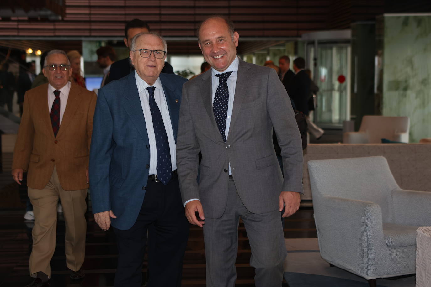 Fotos: Ambiente en la Mirada Económica de ABC y La Voz con Bruno García (I)