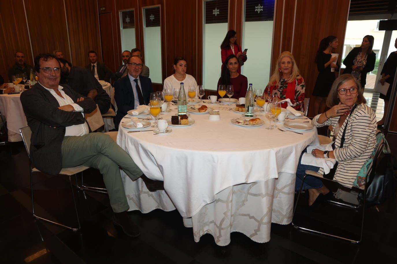 Fotos: Ambiente en la Mirada Económica de ABC y La Voz con Bruno García (II)