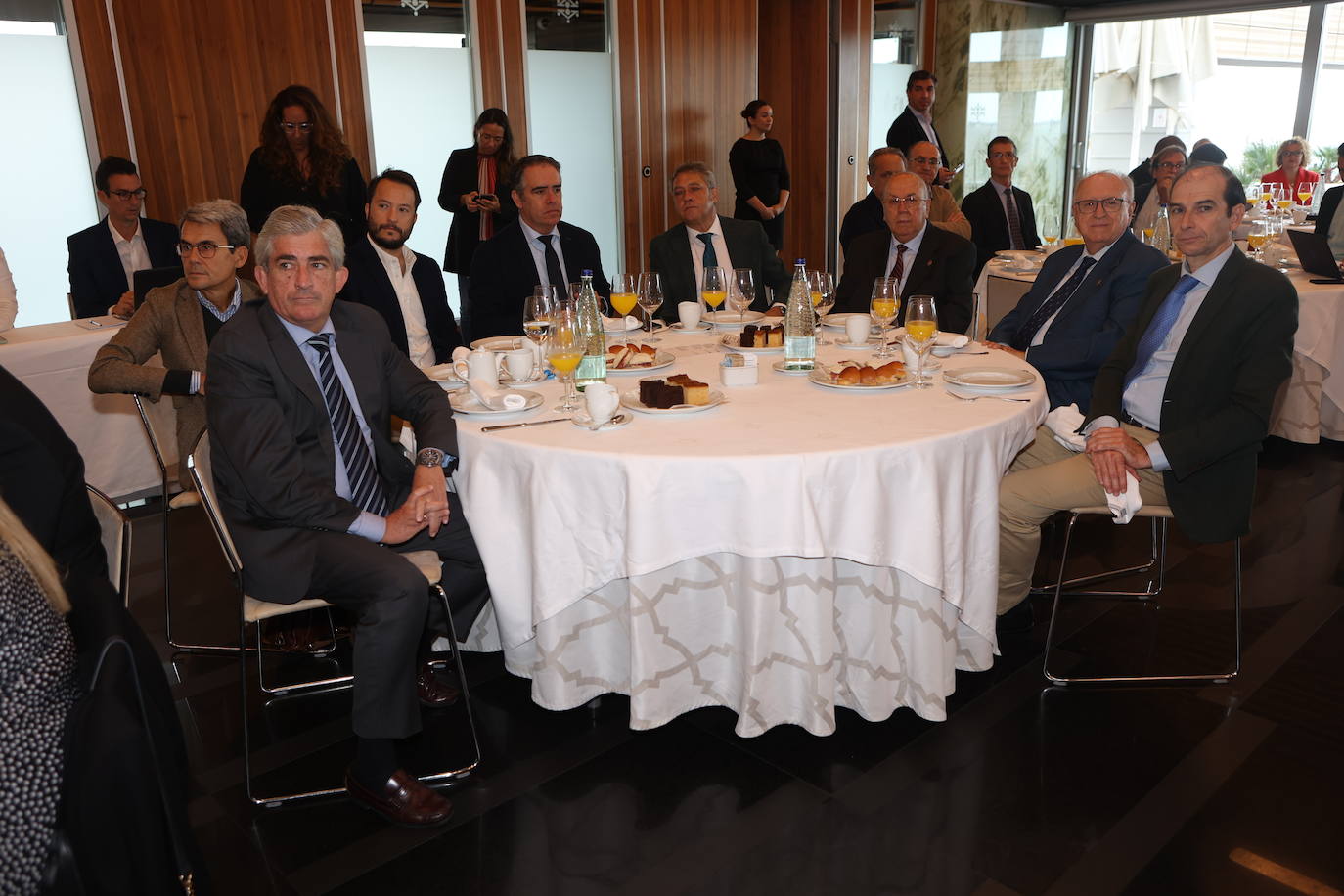 Fotos: Ambiente en la Mirada Económica de ABC y La Voz con Bruno García (II)