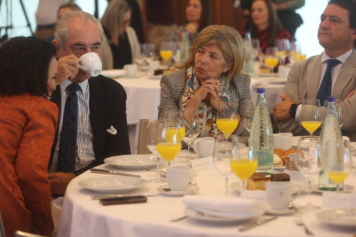 Fotos: Ambiente en la Mirada Económica de ABC y La Voz con Bruno García (II)