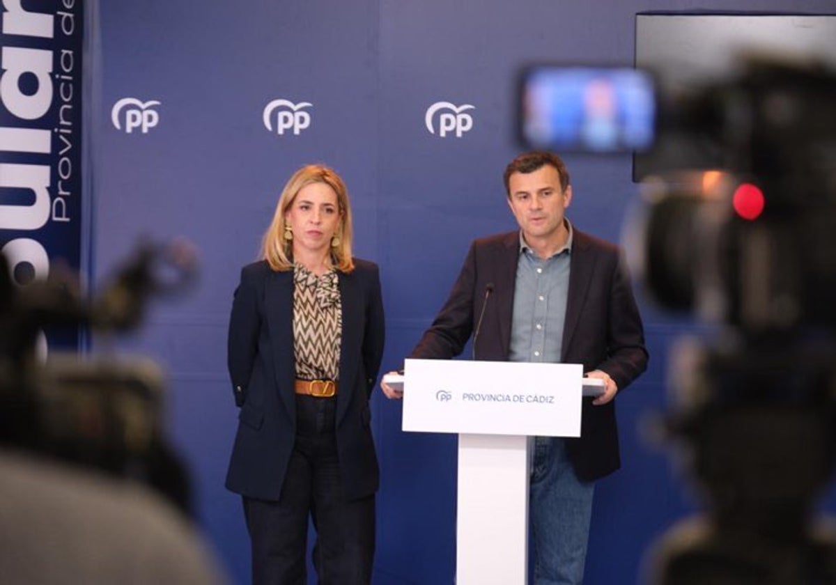 Bruno García, y Almudena Martínez durante la rueda de prensa en la sede del PP de Cádiz