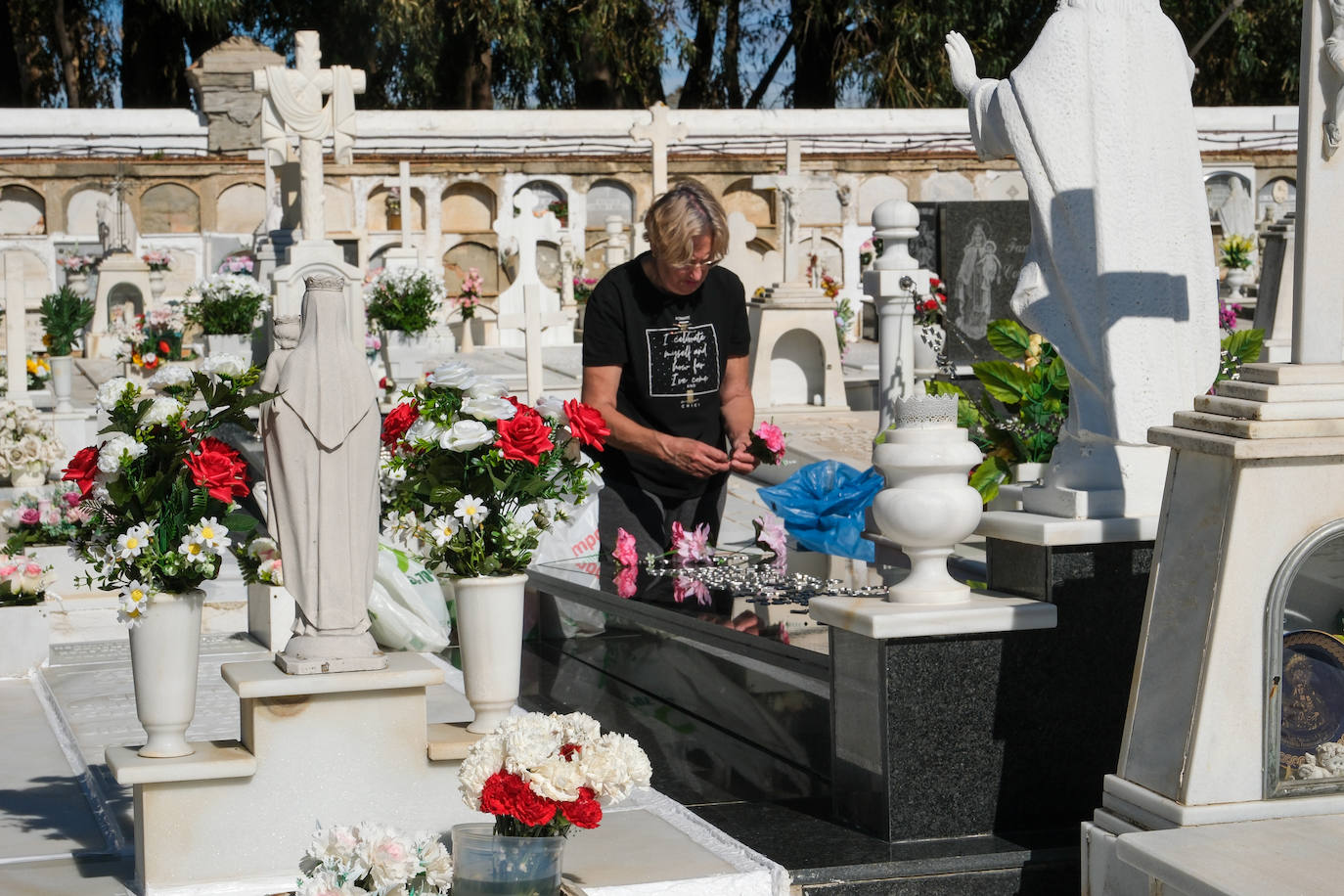 FOTOS: Los cementerios gaditanos se llenan de flores