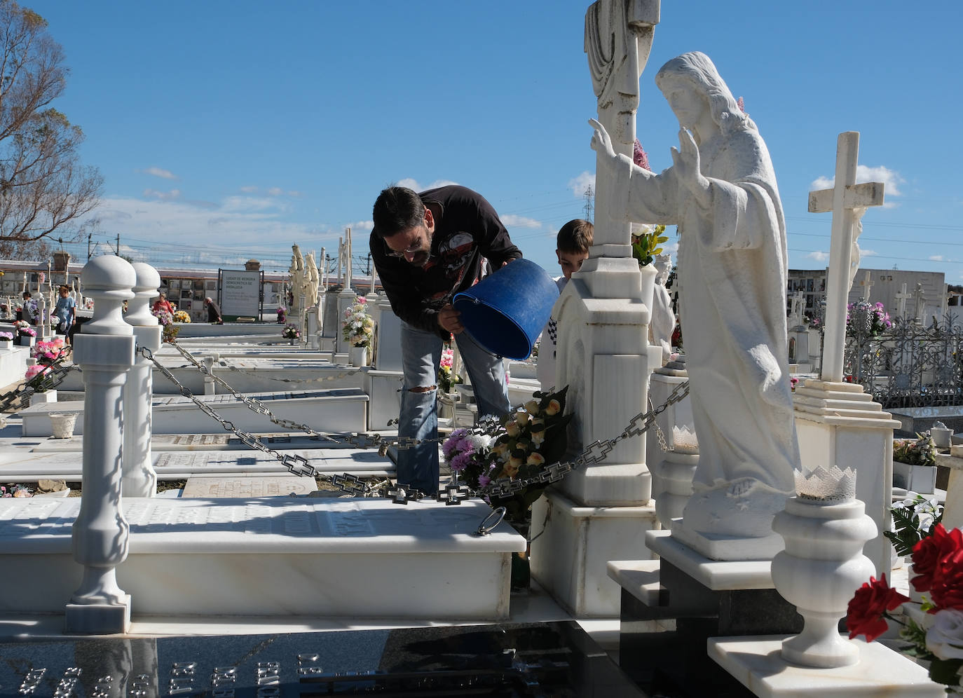 FOTOS: Los cementerios gaditanos se llenan de flores