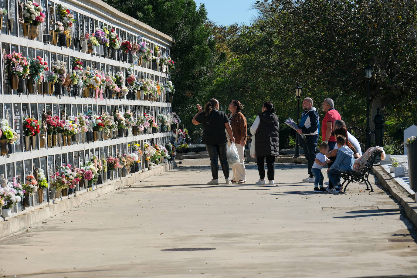 FOTOS: Los cementerios gaditanos se llenan de flores