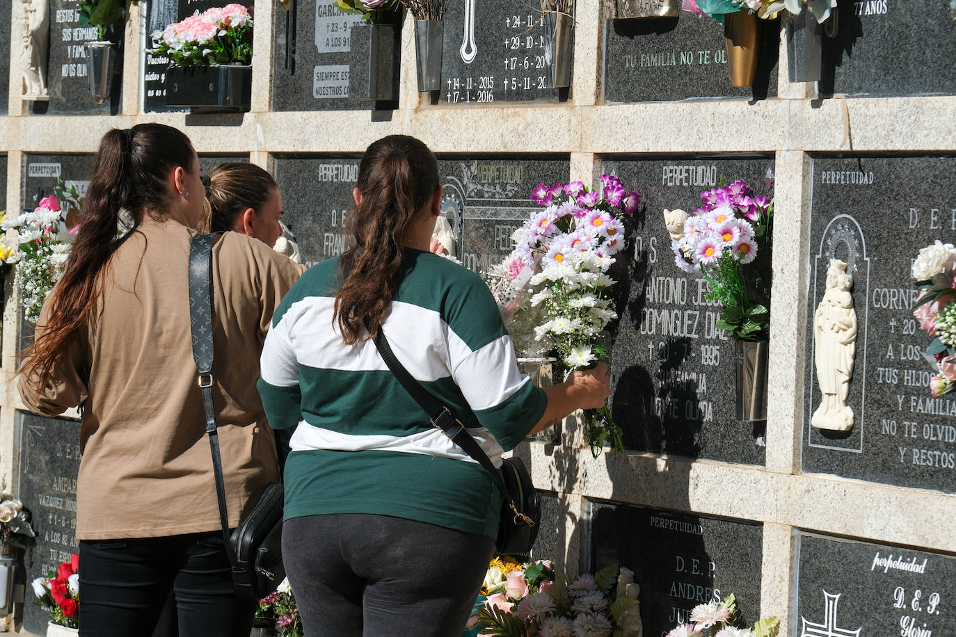 FOTOS: Los cementerios gaditanos se llenan de flores