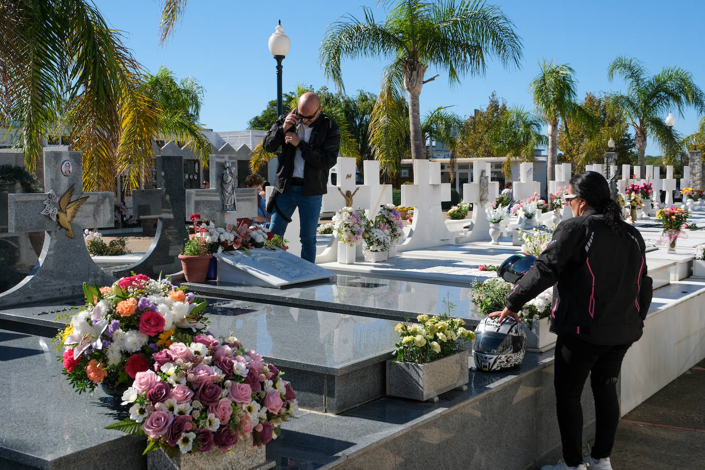 FOTOS: Los cementerios gaditanos se llenan de flores