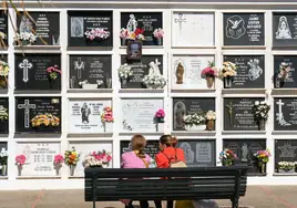 FOTOS: Los cementerios gaditanos se llenan de flores