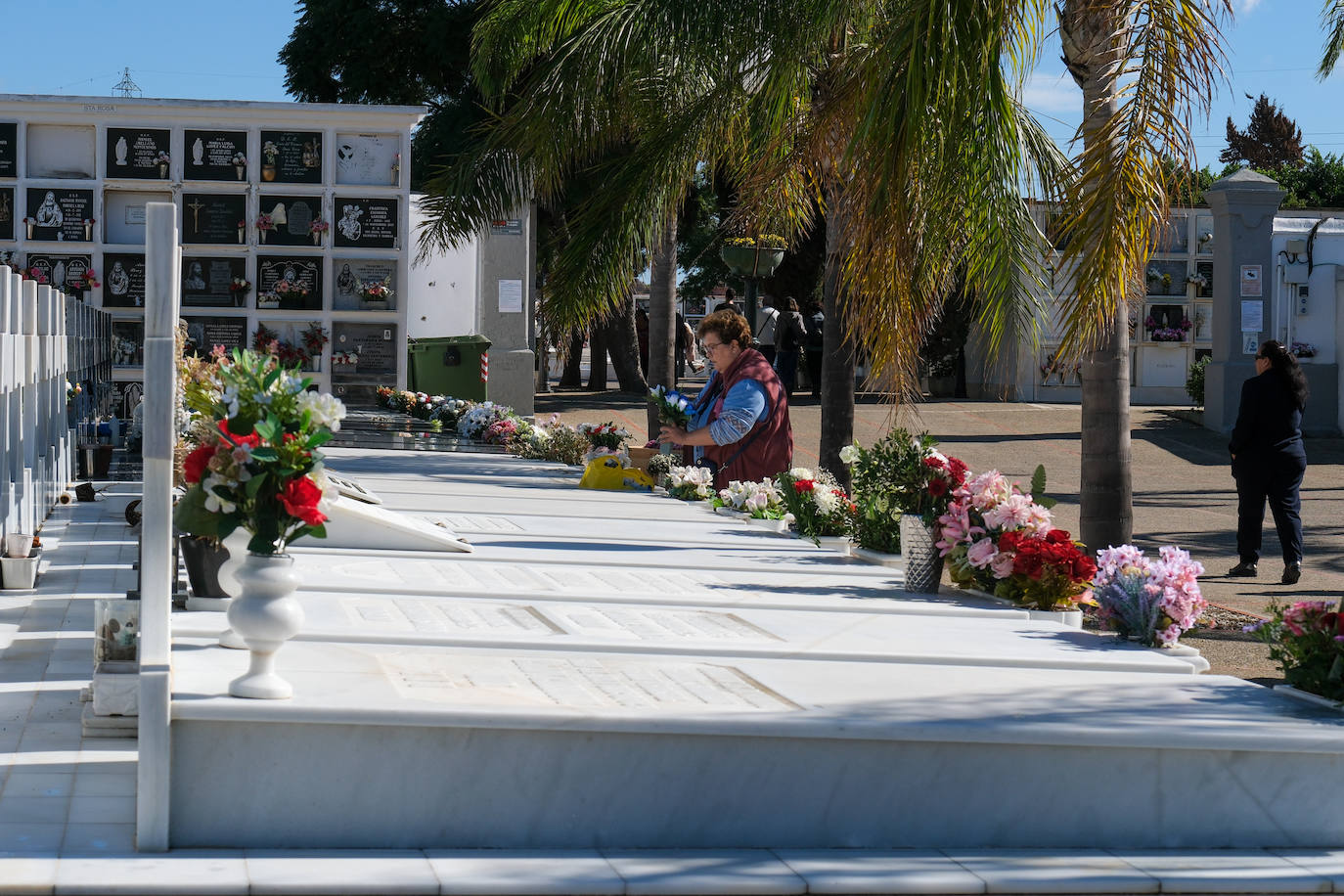 FOTOS: Los cementerios gaditanos se llenan de flores