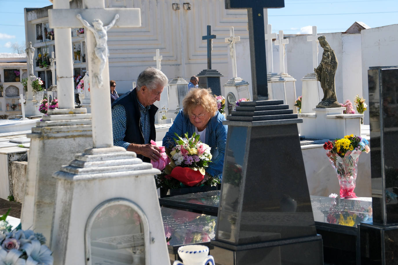 FOTOS: Los cementerios gaditanos se llenan de flores