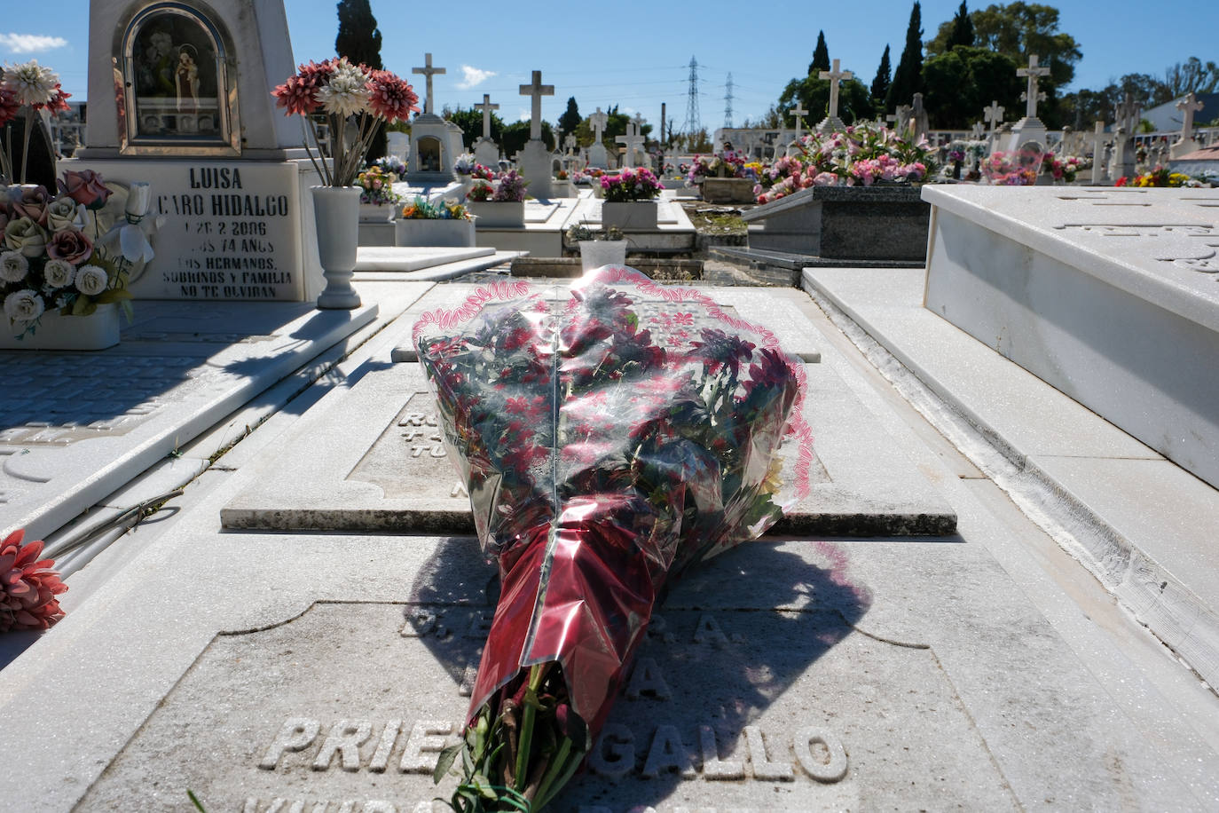 FOTOS: Los cementerios gaditanos se llenan de flores