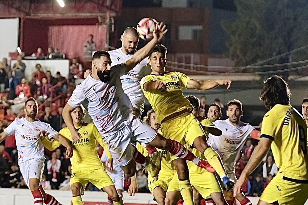 Fotos: Gran ambiente en el Municipal por el histórico Chiclana CF-Villarreal