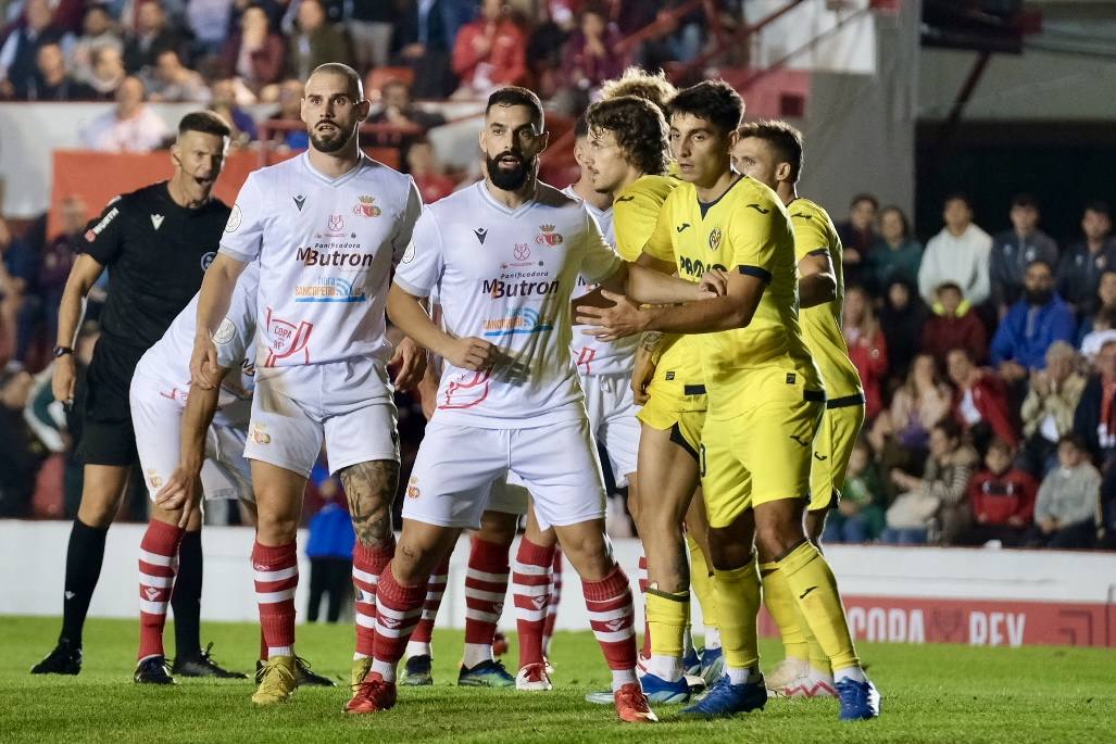 Fotos: Gran ambiente en el Municipal por el histórico Chiclana CF-Villarreal