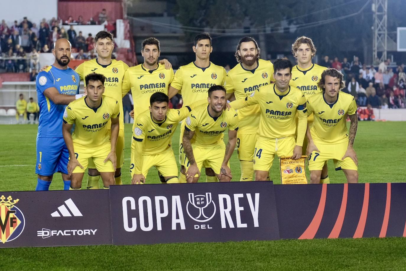 Fotos: Gran ambiente en el Municipal por el histórico Chiclana CF-Villarreal