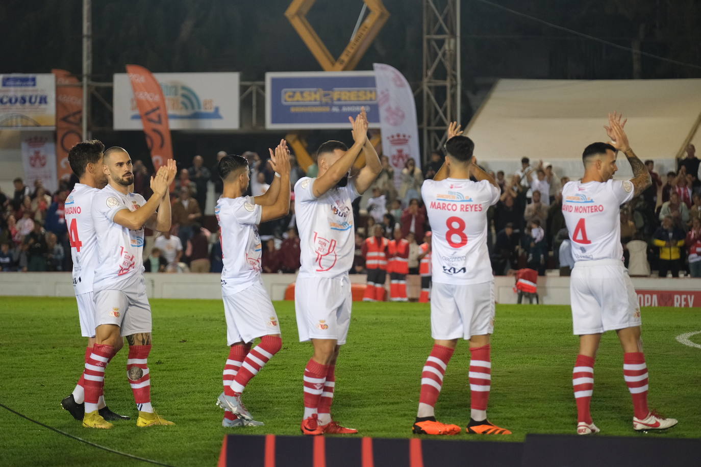 Fotos: Gran ambiente en el Municipal por el histórico Chiclana CF-Villarreal