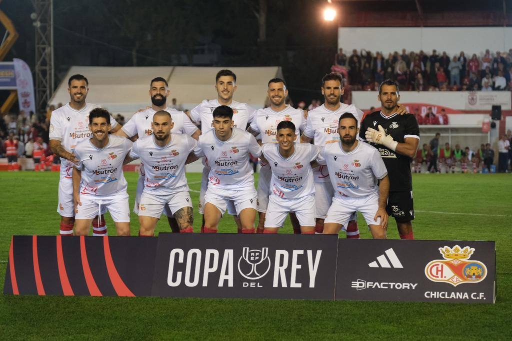 Fotos: Gran ambiente en el Municipal por el histórico Chiclana CF-Villarreal