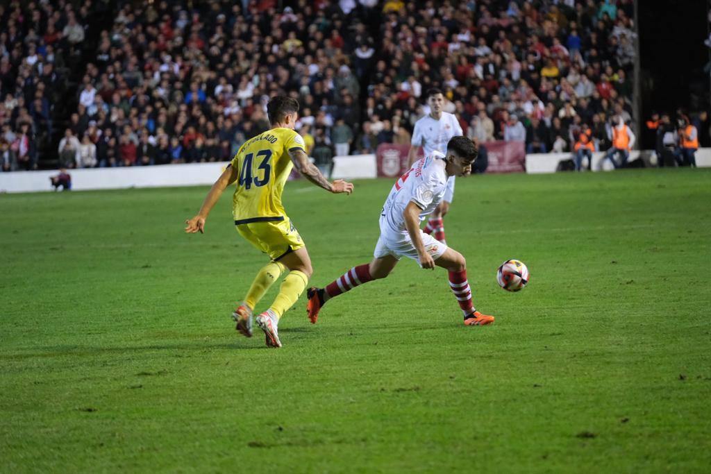 Fotos: Gran ambiente en el Municipal por el histórico Chiclana CF-Villarreal